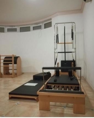تجهیزات ورزشی OEM Wood Steel Pilates Reformer Pilates With Half Trapeze